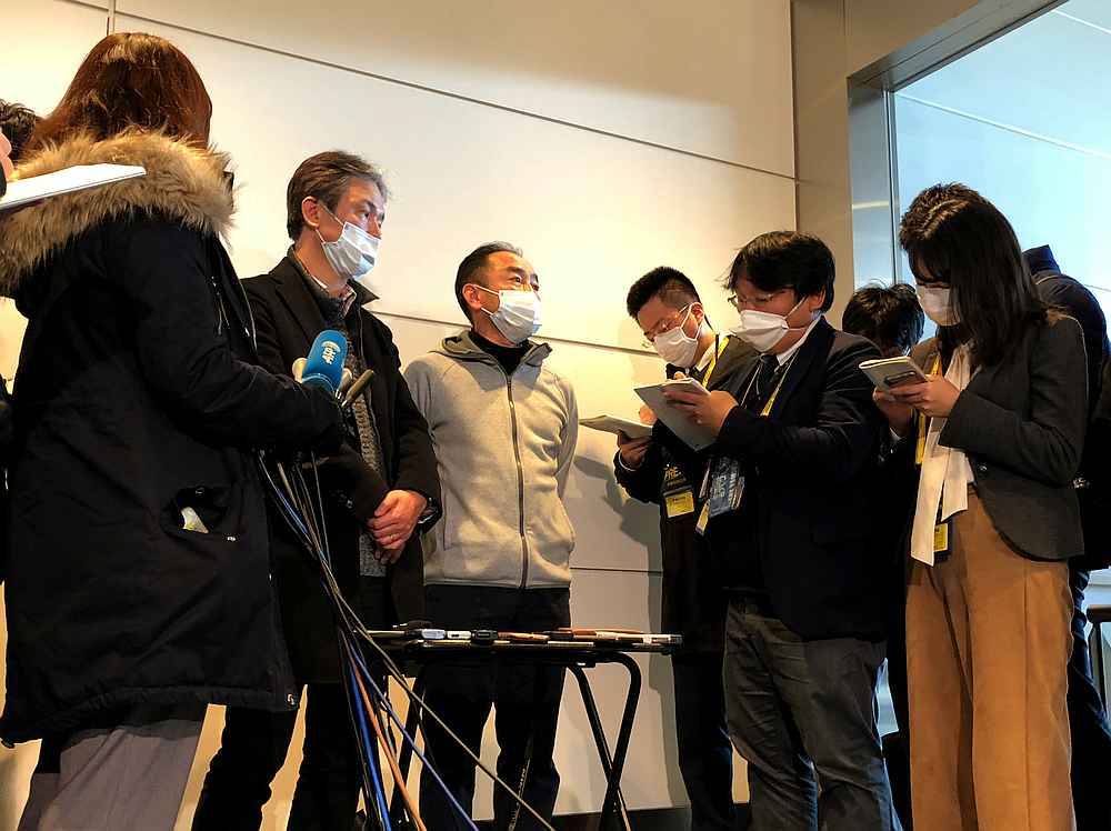 从武汉撤离的日本公民周三在羽田机场表示，抵达东京让他们松了一口气。-路透社-
