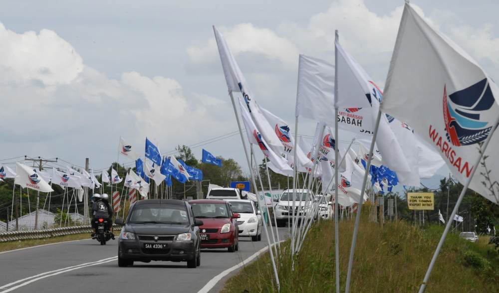 Parti Warisan Sabah (Warisan) dan Barisan Nasional flags are seen along the road from Bengawan to Membakut in Kimanis January 11, 2020. u00e2u20acu2022 Bernama pic