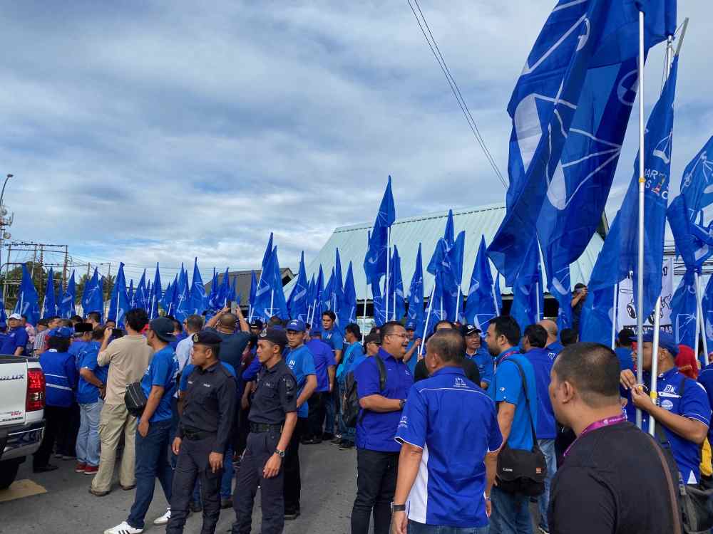 国阵支持者在提名中心外，声援代表国阵巫统出战的莫哈末阿拉敏。-Julia Chan摄-