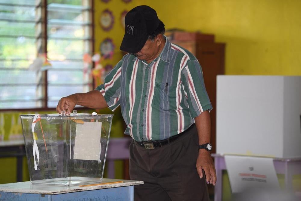 A man casts his vote at a polling centre in Kimanis January 18, 2020. u00e2u20acu2022 Picture via Twitter/bernamadotcom