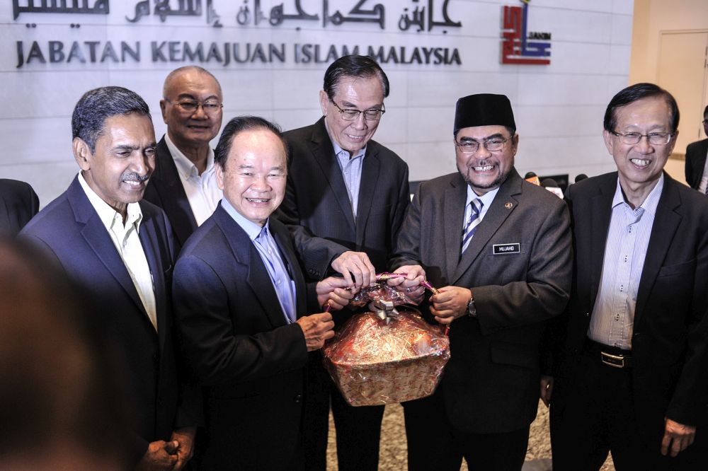 Dong Zong chairman Tan Tai Kim (third from left) and Jiao Zong president Datuk Ong Chiow Chuen (fourth from left) hand a gift to Datuk Seri Mujahid Yusof Rawa in Putrajaya January 15, 2020. u00e2u20acu201d Picture by Shafwan Zaidon