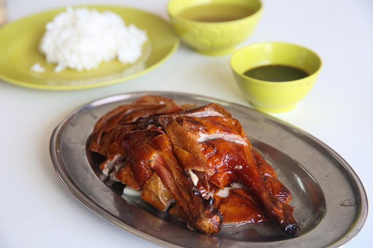 每一片鸭肉鲜嫩多汁，搭配一碗白饭和咸菜味十足的汤，这是完美的组合！-Choo Choy May摄-