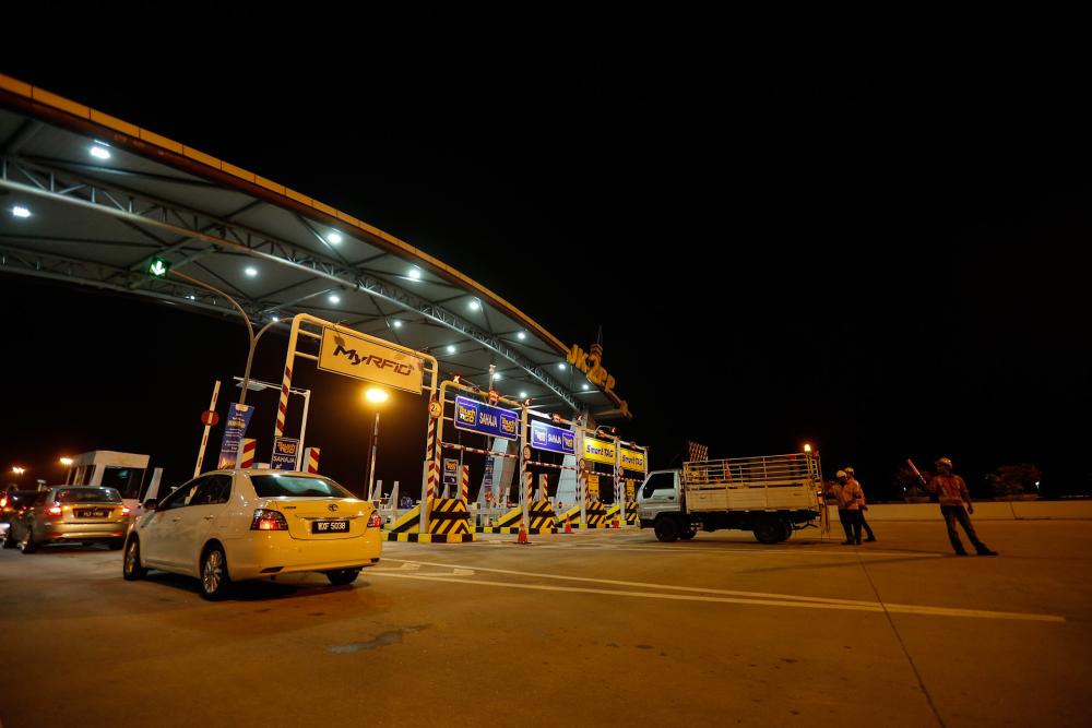 A general view of the Sultan Abdul Halim Muadzam Shah Bridge toll plaza. u00e2u20acu2022 Picture by Sayuti Zainudin