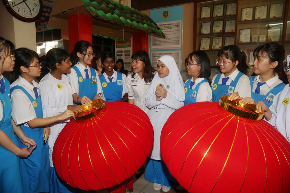 Deputy Education Minister Teo Nie Ching (centre) speaks to students during a visit to SMK Bandar Puchong (1) January 8, 2020. u00e2u20acu201d Picture by Choo Choy May