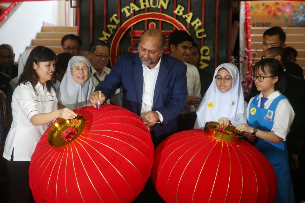 Communications Minister Gobind Singh Deo signs a Chinese lantern during a visit to SMK Bandar Puchong (1) January 8, 2020. u00e2u20acu201d Picture by Choo Choy May