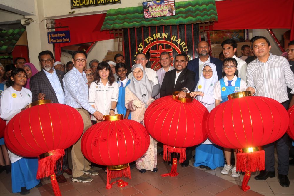 Deputy Prime Minister Datuk Seri Dr Wan Azizah Wan Ismail (centre) poses for a group picture during a visit to SMK Bandar Puchong (1) January 8, 2020. u00e2u20acu201d Picture by Choo Choy May