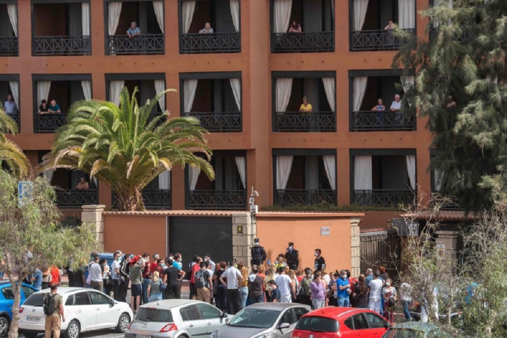 西班牙第3例确诊病例曾入住的H10阿德赫海岸皇宫酒店（H10 Costa Adeje Palace），周二遭到封锁，据悉，有千名旅客被困在里面。-法新社-