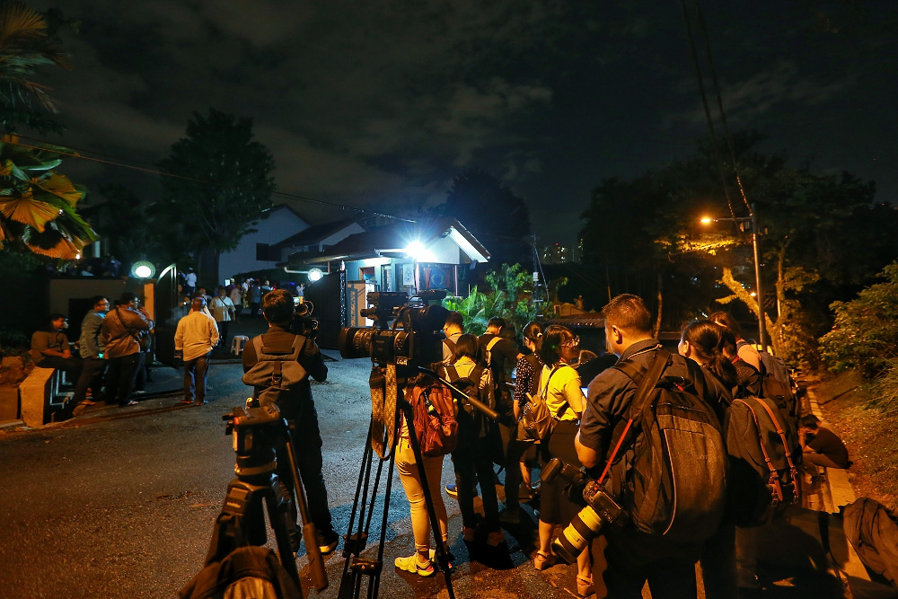 Media personnel waiting outside Datuk Seri Anwar Ibrahimu00e2u20acu2122s house in Segambut February 23, 2020. u00e2u20acu201d Picture by Ahmad Zamzahuri