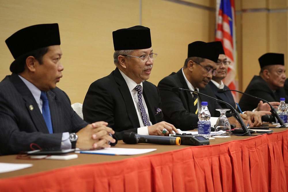 Umno secretary-general Tan Sri Annuar Musa (second left) speaks during a press conference at the partyu00e2u20acu2122s headquarters in Kuala Lumpur February 25, 2020. u00e2u20acu201d Picture by Yusof Mat Isa