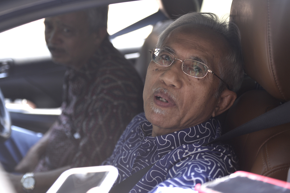 Bersatu supreme council member, Datuk A. Kadir Jasin speaks to reporters outside Tun Dr Mahathir Mohamadu00e2u20acu2122s private residence at Seri Kembangan February 29, 2020. u00e2u20acu201d Picture by Miera Zulyana