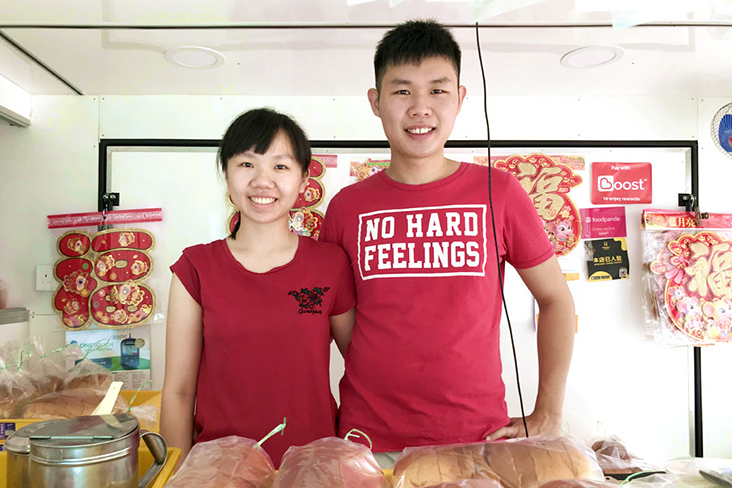  Lee Zhi Huey（左）与男友Sam Chuah一起经营“DougHappy Food鼎好”餐车。-图取自MalayMail-