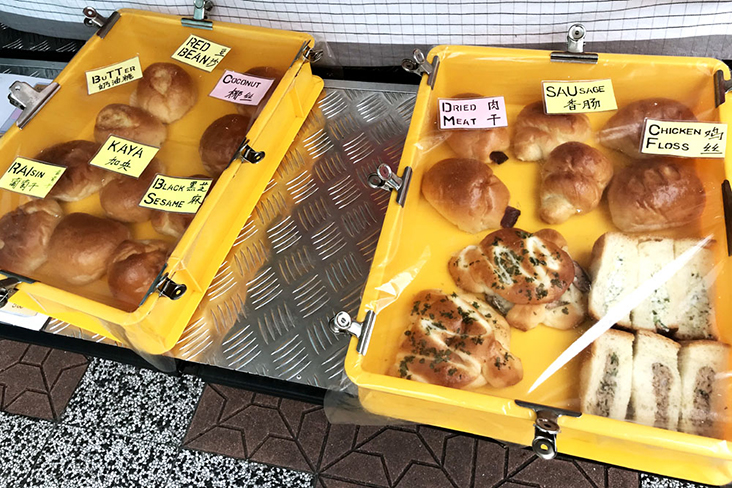 DougHappy Food鼎好的面包口味多样化，比如有豆沙面包、香肠面包、鸡丝面包。-图取自MalayMail-