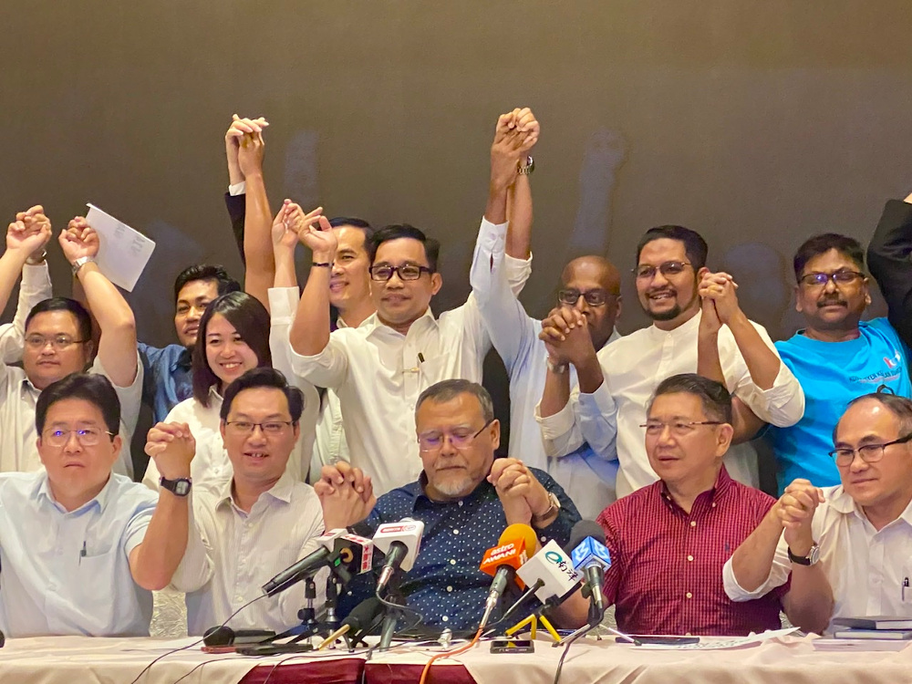 Johor Amanah chief Aminolhuda Hassan (centre) announces Johor Pakatan Harapan has 28 assemblyman tonight at the Grand Paragon Johor Baru hotel in Johor Baru. Seated beside him is Datuk Seri Salahuddin Ayub (in red) and Dr Chong Fat Full (far right) u00e2u20acu201d Pi