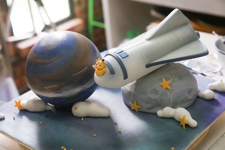 这是太空主题的敲敲乐蛋糕已经完成！-摄影Choo Choy May及部分受访者提供-