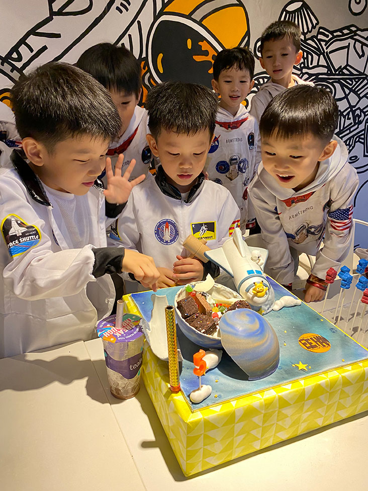 藏有蛋糕巧克力的敲敲乐蛋糕被敲碎后，为小孩带来无穷欢乐！-摄影Choo Choy May及部分受访者提供-