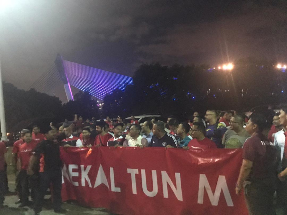 Some 100 Selangor Bersatu Youths gathered from 8pm to show support for their party chairman and Prime Minister Tun Dr Mahathir Mohamad ahead of a much-touted discussion on Pakatan Harapanu00e2u20acu2122s succession plan. u00e2u20acu201d Picture by Radzi Razak