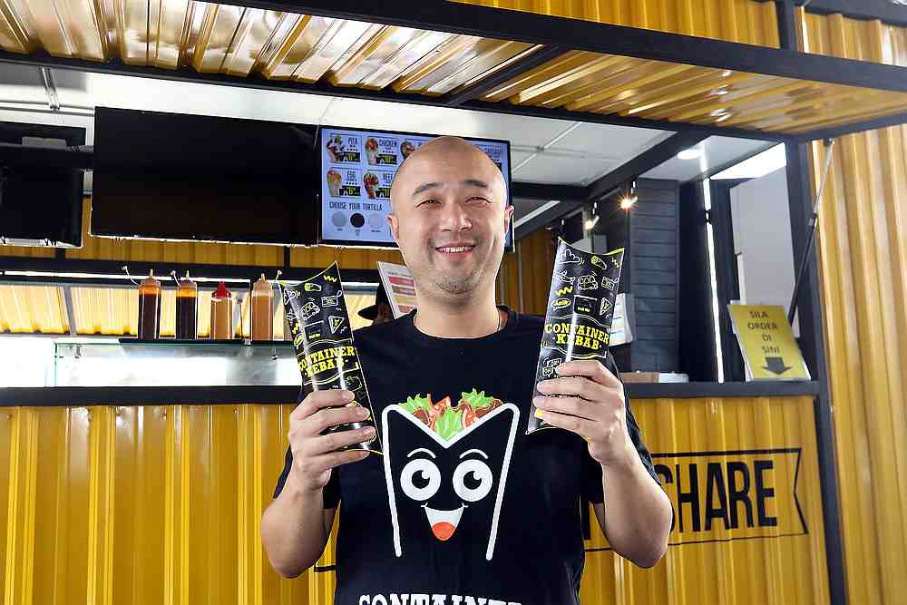 经理Damian推介顾客尝试他们的招牌菜单Black Kebab。 — Farhan Najib Yusoff拍摄