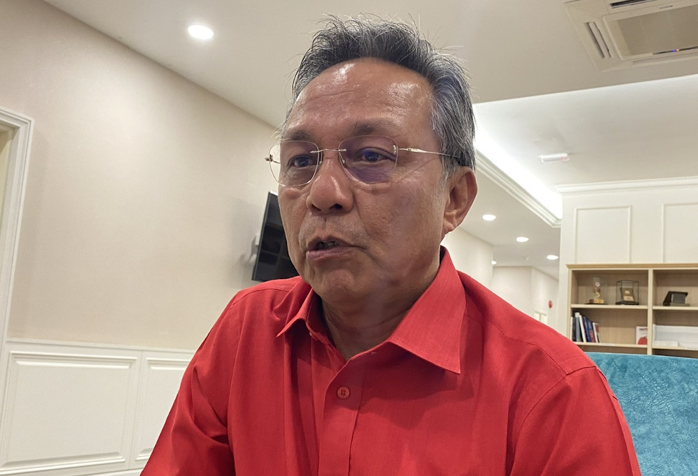 Johor Umno chief Datuk Hasni Mohammad said there was an urgent need in offering clarity to Umno members with regards to the unconfirmed rumours of a u00e2u20acu02dcbackdooru00e2u20acu2122 government or new political pact. u00e2u20acu201d Picture by Ben Tan