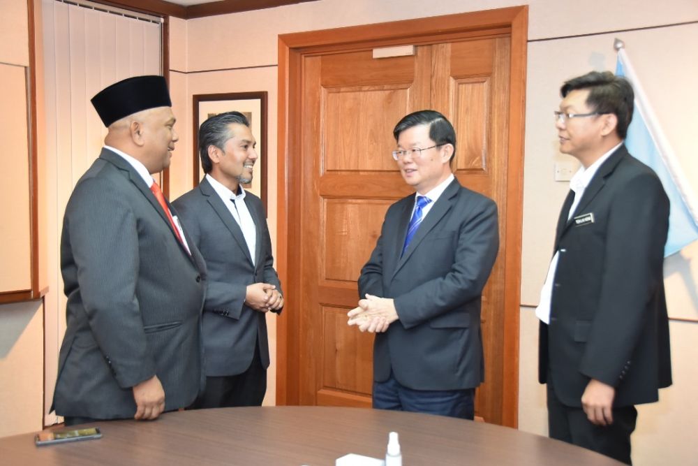 Bertam assemblyman Khaliq Mehtab Mohd Ishaq (second from left) and Teluk Bahang assemblyman Zolkifly Md Lazim (left) speaks to Penang Chief Minister Chow Kon Yeow in Komtar, George Town February 27, 2020. u00e2u20acu2022 Picture courtesy of the Penang CM's Office