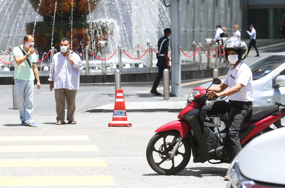 Pedestrians are seen wearing masks along Jalan Bukit Bintang, Kuala Lumpur March 16 2020. u00e2u20acu201d Picture by Choo Choy May