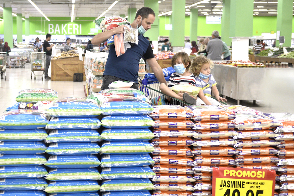 Shoppers shopping for groceries at a Giant hypermarket in Shah Alam March 17, 2020. u00e2u20acu201d Picture by Miera Zulyana