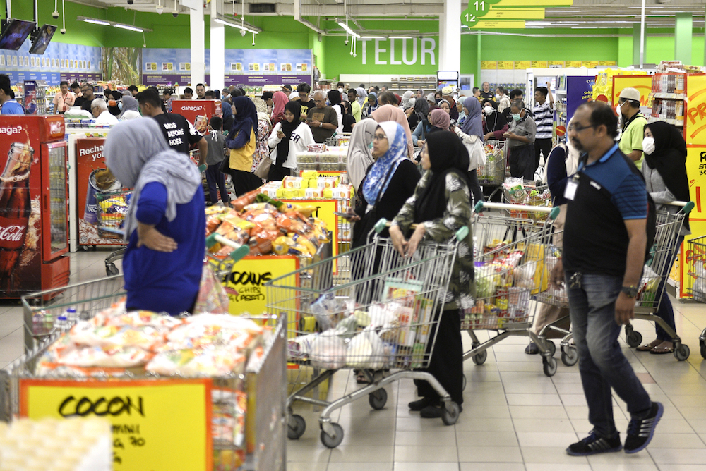 Shoppers shopping for groceries at a Giant hypermarket in Shah Alam March 17, 2020. u00e2u20acu201d Picture by Miera Zulyana
