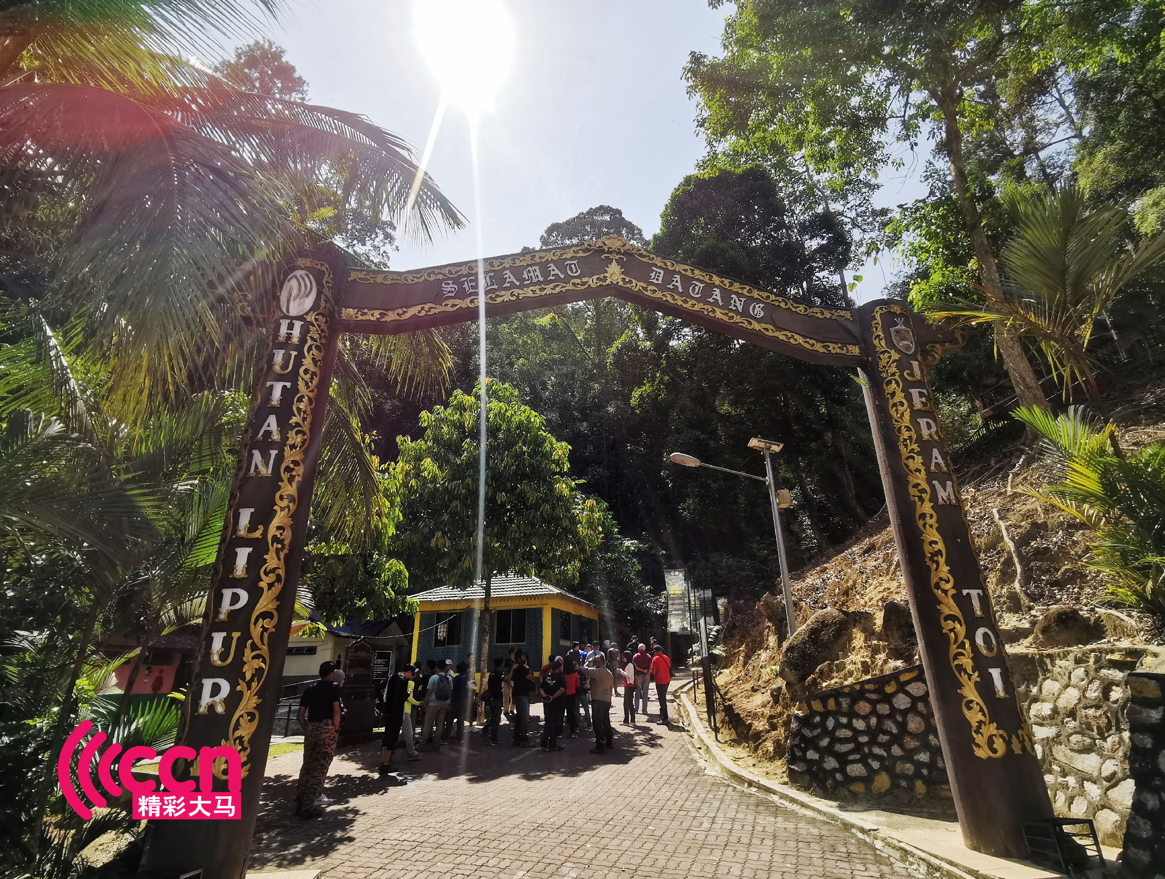 遮兰雷瀑布群由于水位不深，又有人工泳池、凉亭和阶梯等设施，适合一家大小亲朋好友前来游泳野餐。-杨琇媖摄-