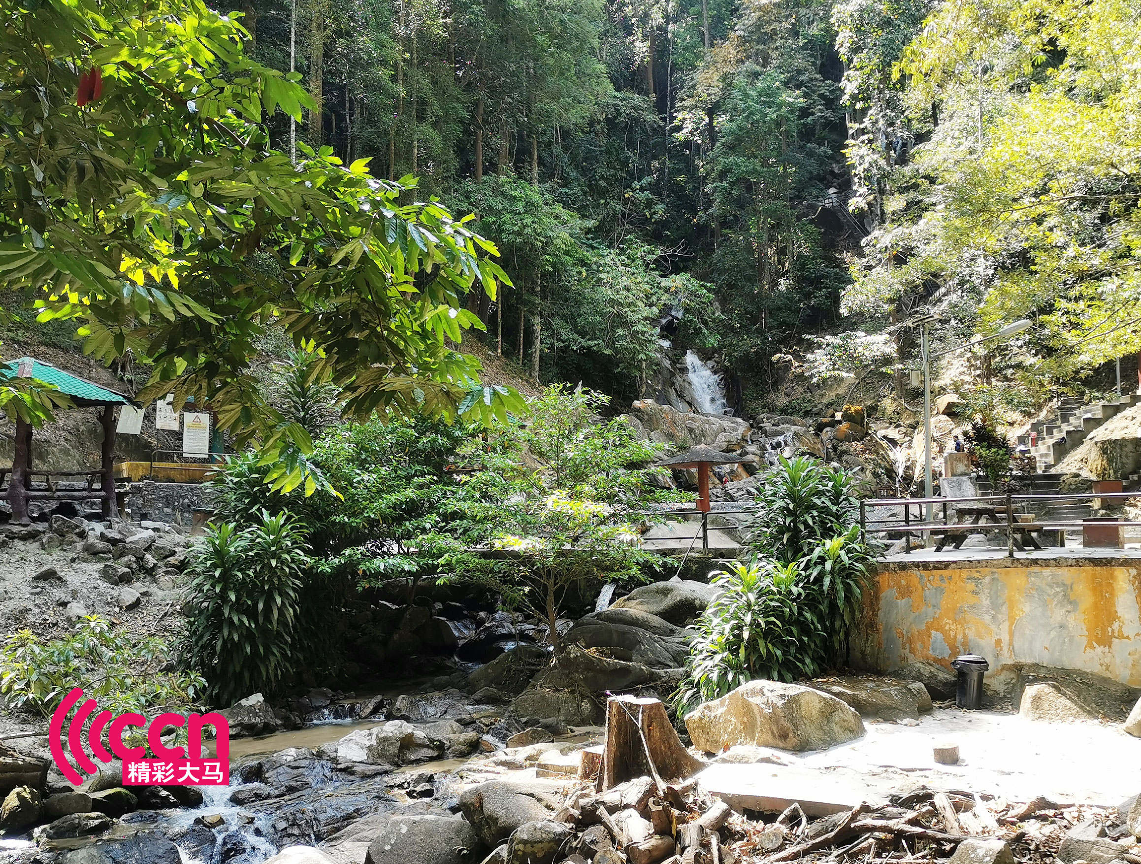 遮兰雷瀑布群由于水位不深，又有凉亭、阶梯和厕所等设施，适合一家大小亲朋好友前来游泳野餐。-杨琇媖摄-