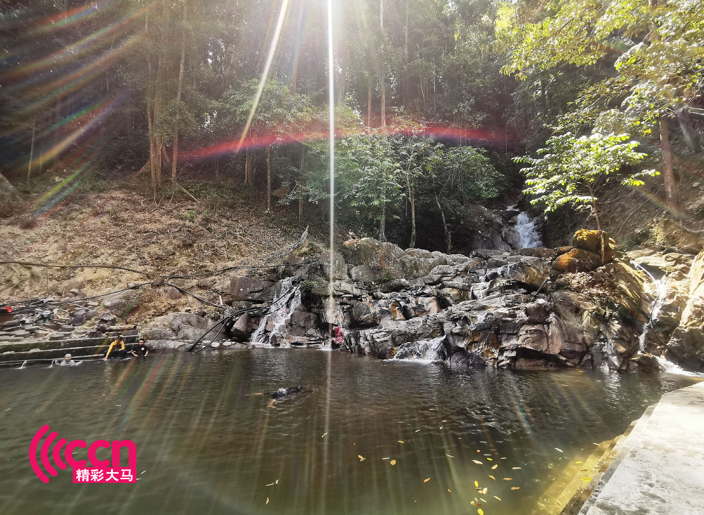 人工泳池和阶梯方便民众戏水游玩。-杨琇媖摄-