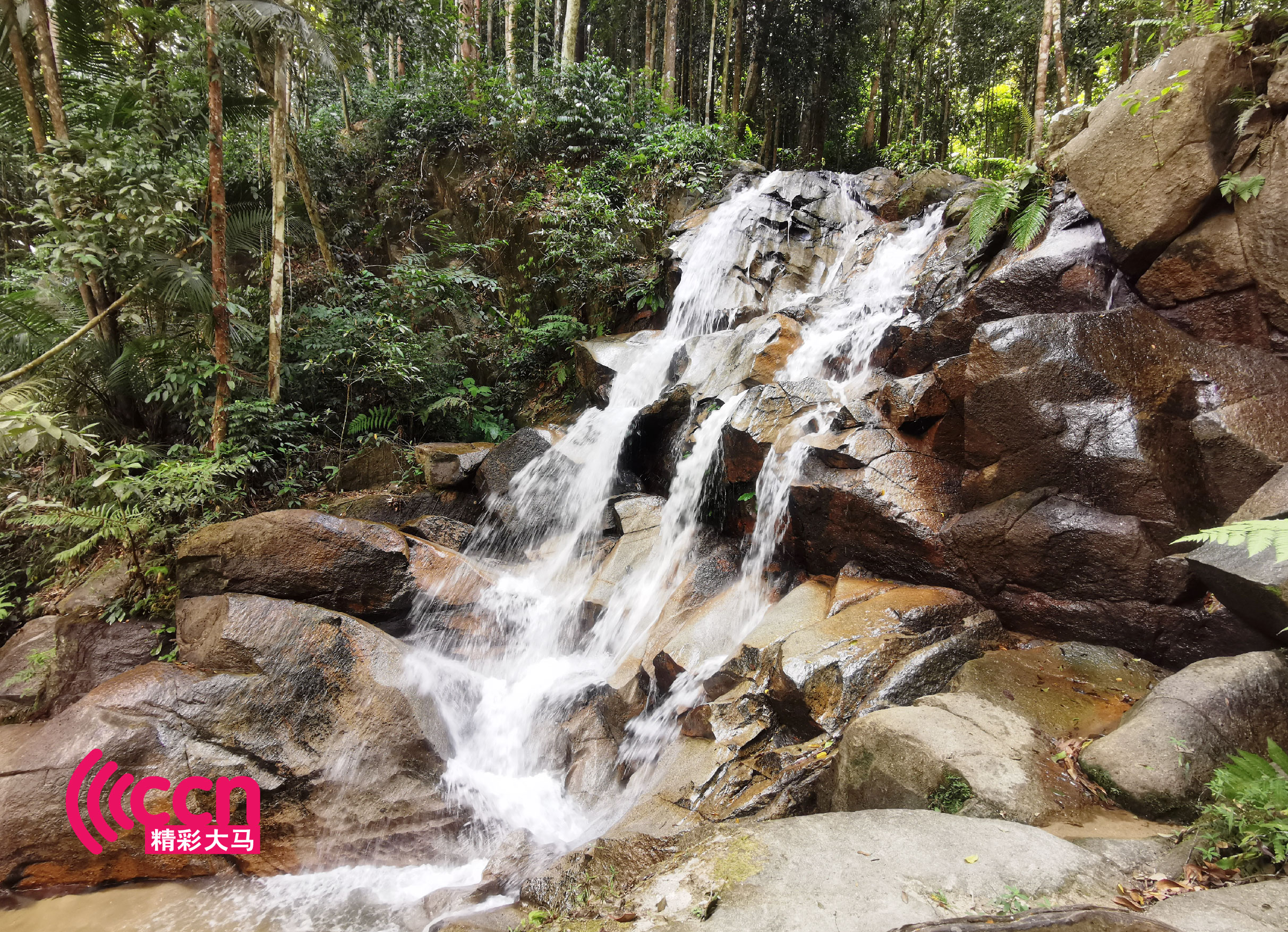 遮兰雷瀑布群一共有七层，呈现七种不同高度的瀑布激流风貌。遮兰雷瀑布群由于水位不深，又有人工泳池、凉亭和阶梯等设施，适合一家大小亲朋好友前来游泳野餐。-杨琇媖摄-