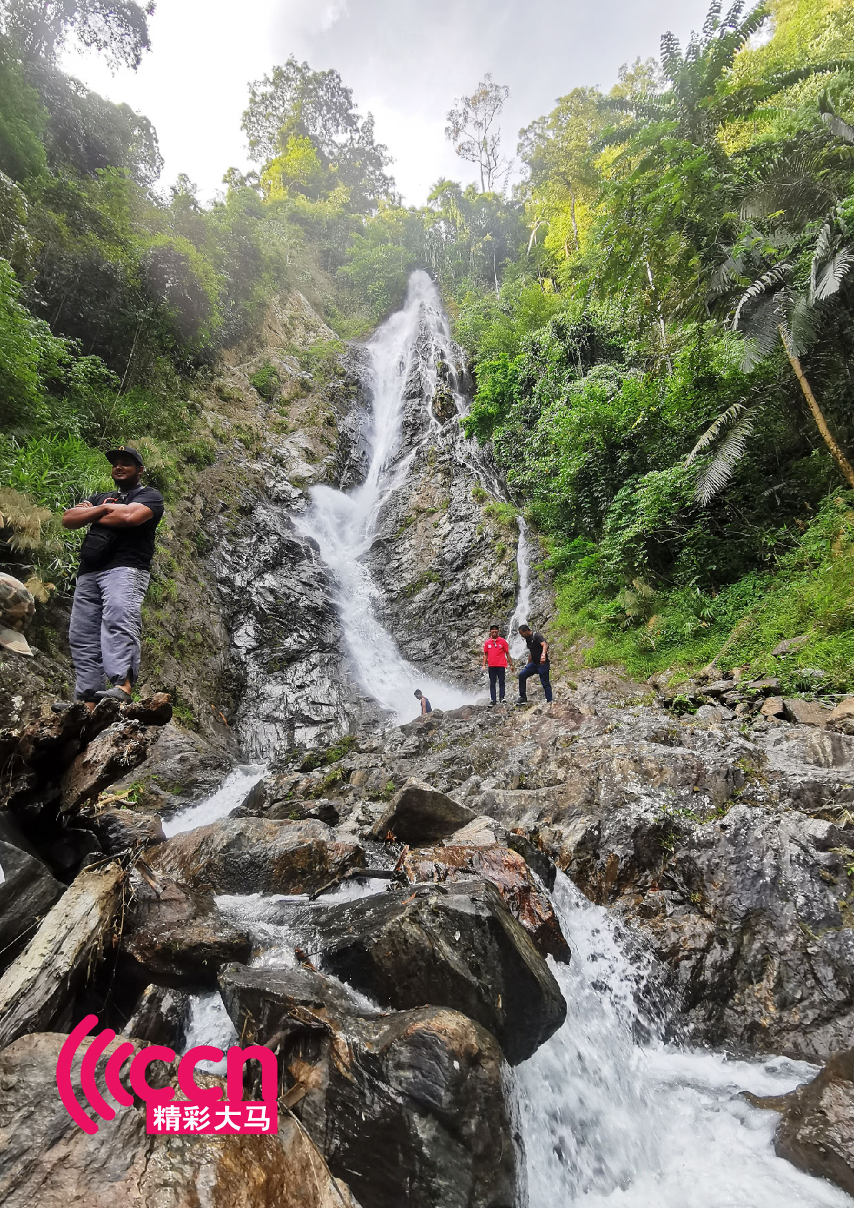 80米高的瀑布气势磅礴。-杨琇媖摄-