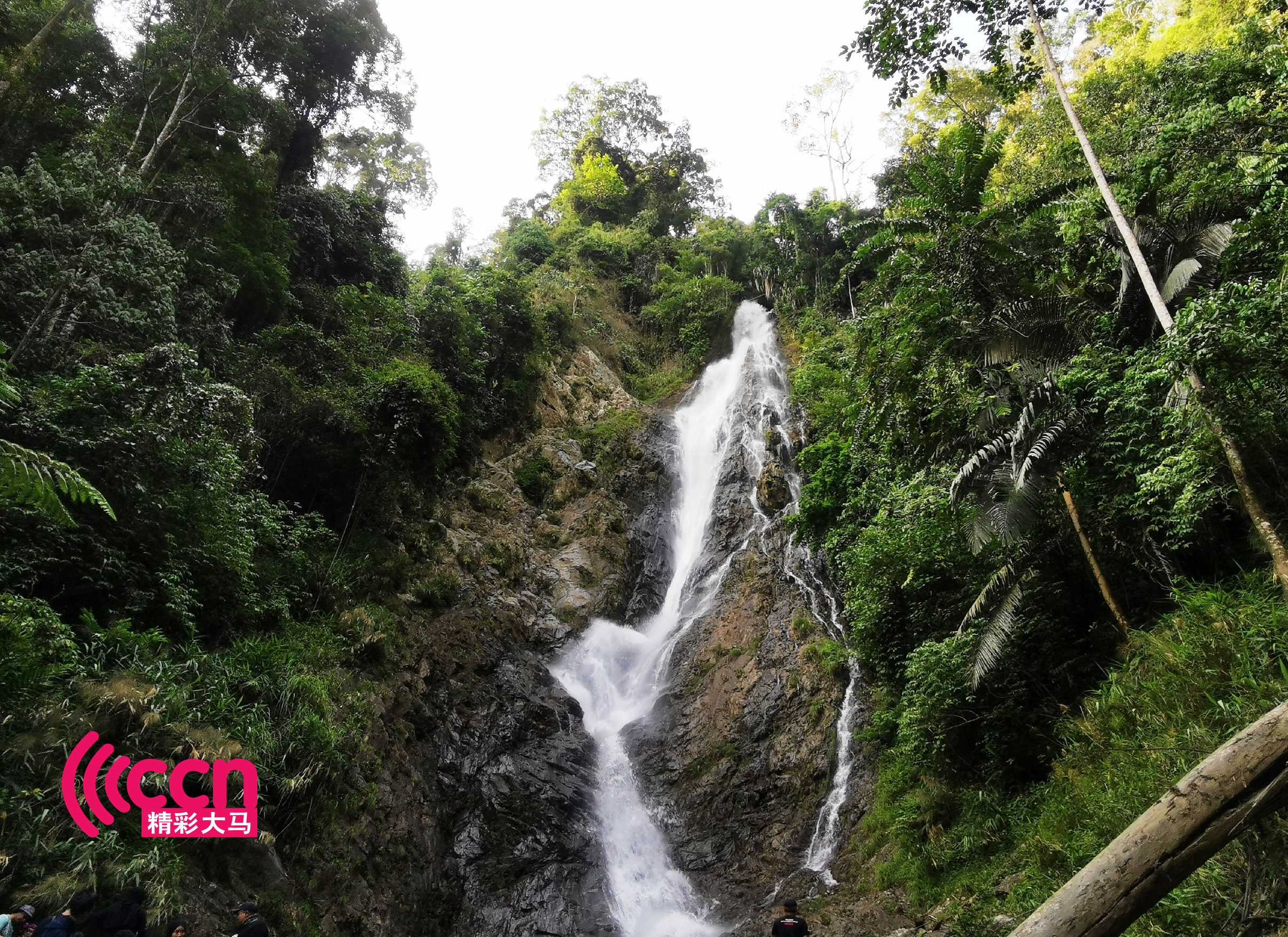 Lata Kijang大瀑布非常壮观，原生态的景观非常适合拍摄Instagram美照。-杨琇媖摄-