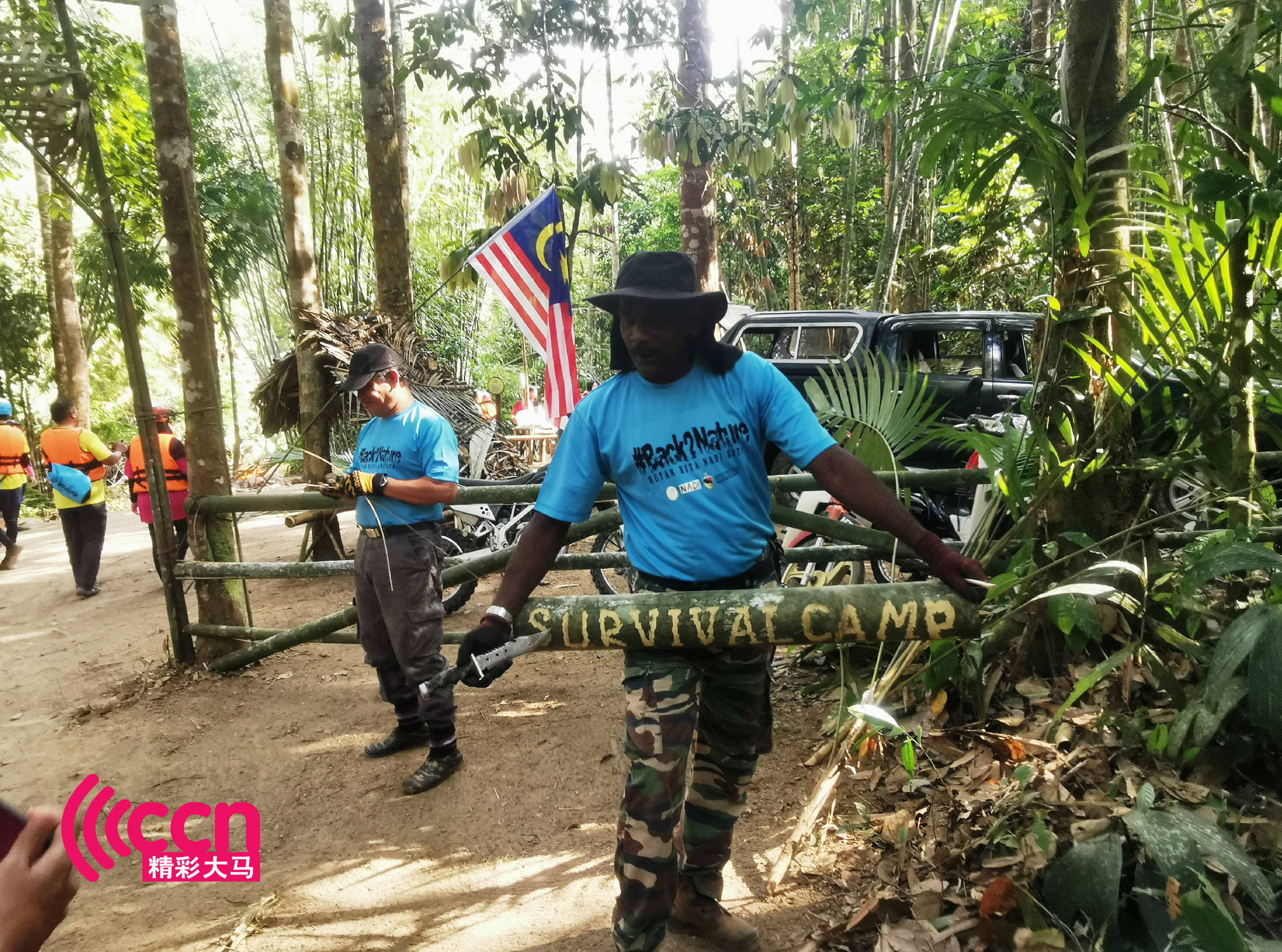 野外求生的导师正在刻着牌匾。-杨琇媖摄-