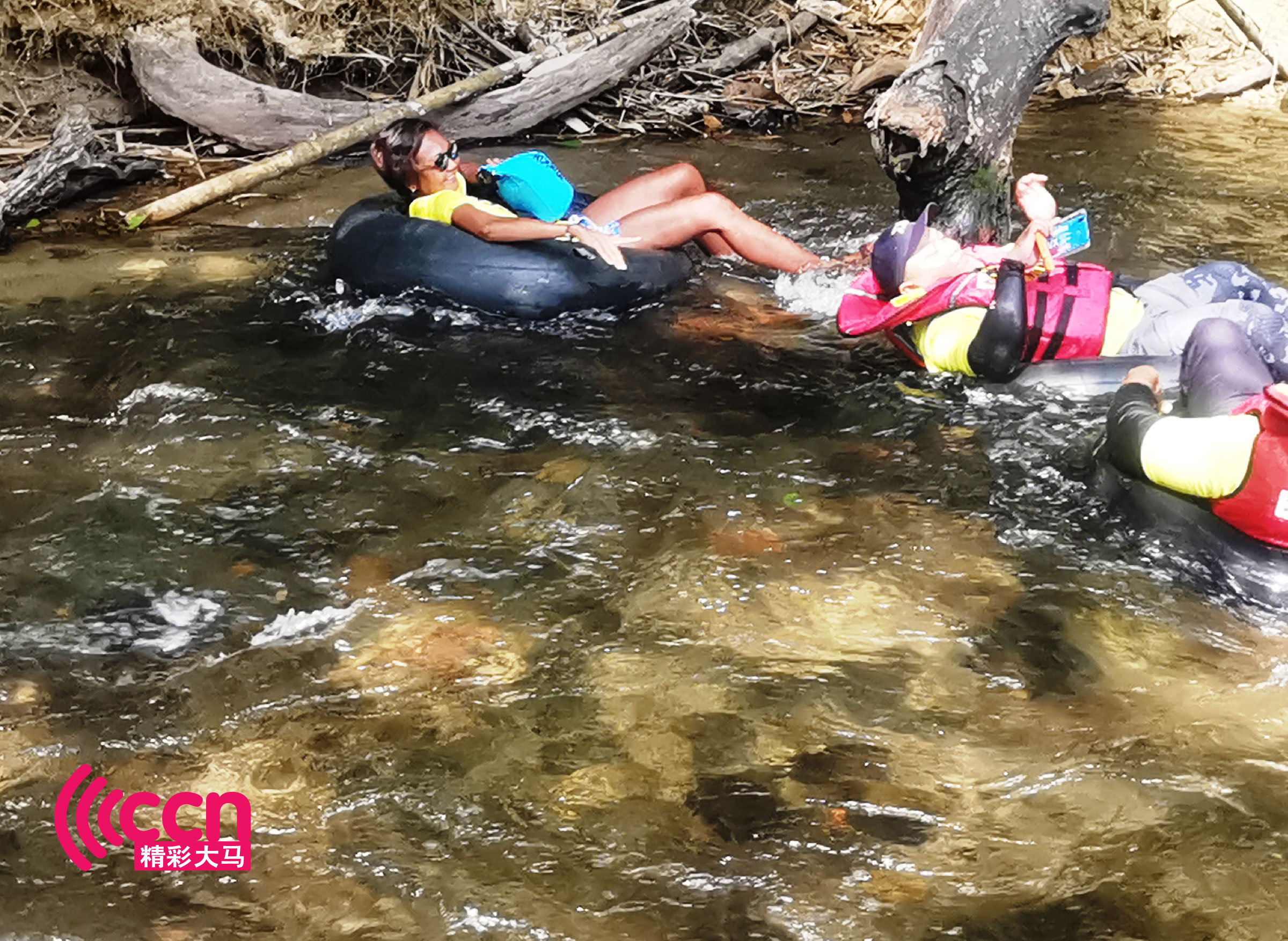 只要一个充气轮胎，在营区旁的河流就能玩到不亦乐乎。-杨琇媖摄-