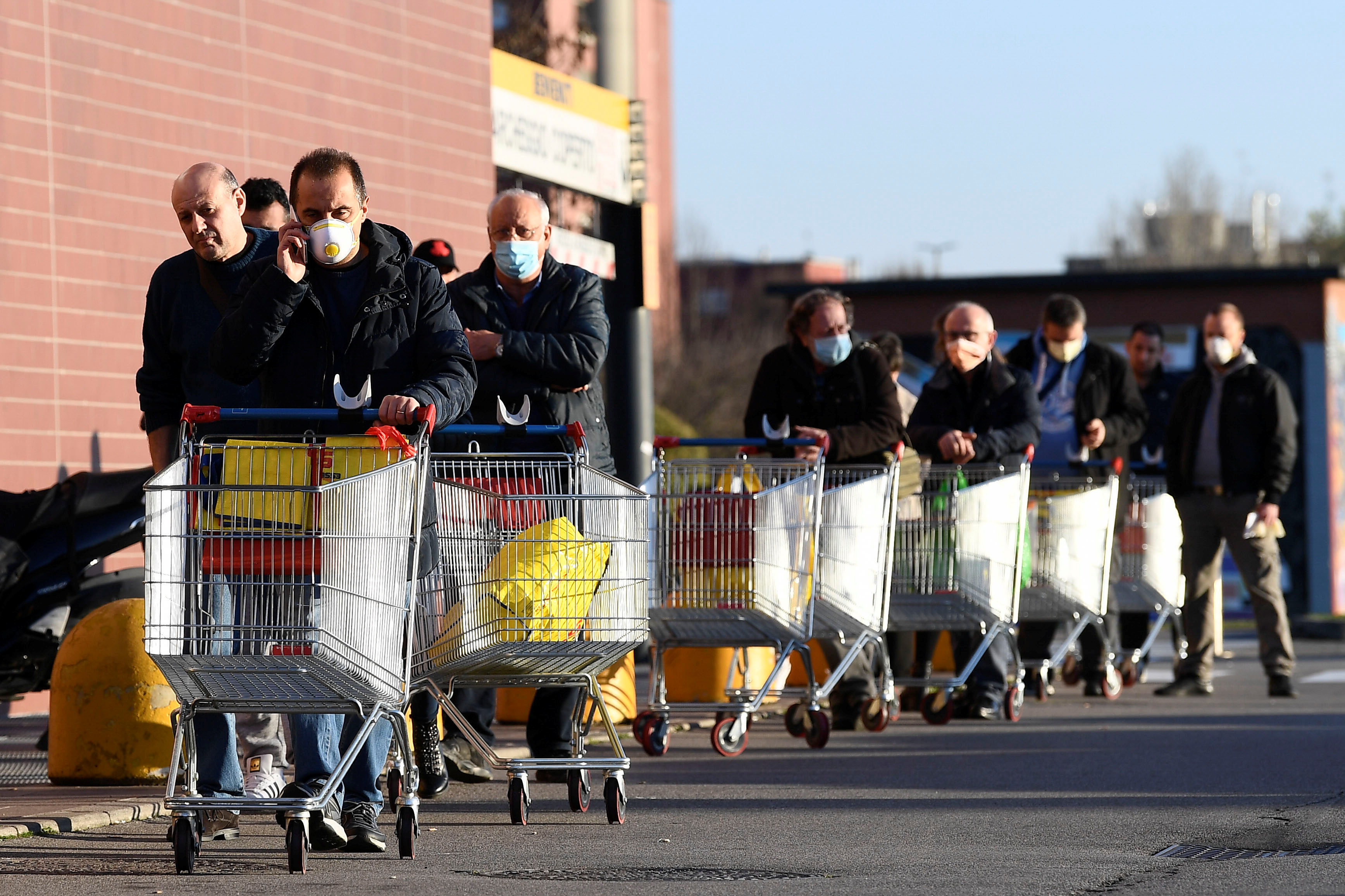 尽管意大利政府保证物资足够，但超市外还是出现抢购必需品的人潮。-路透社-