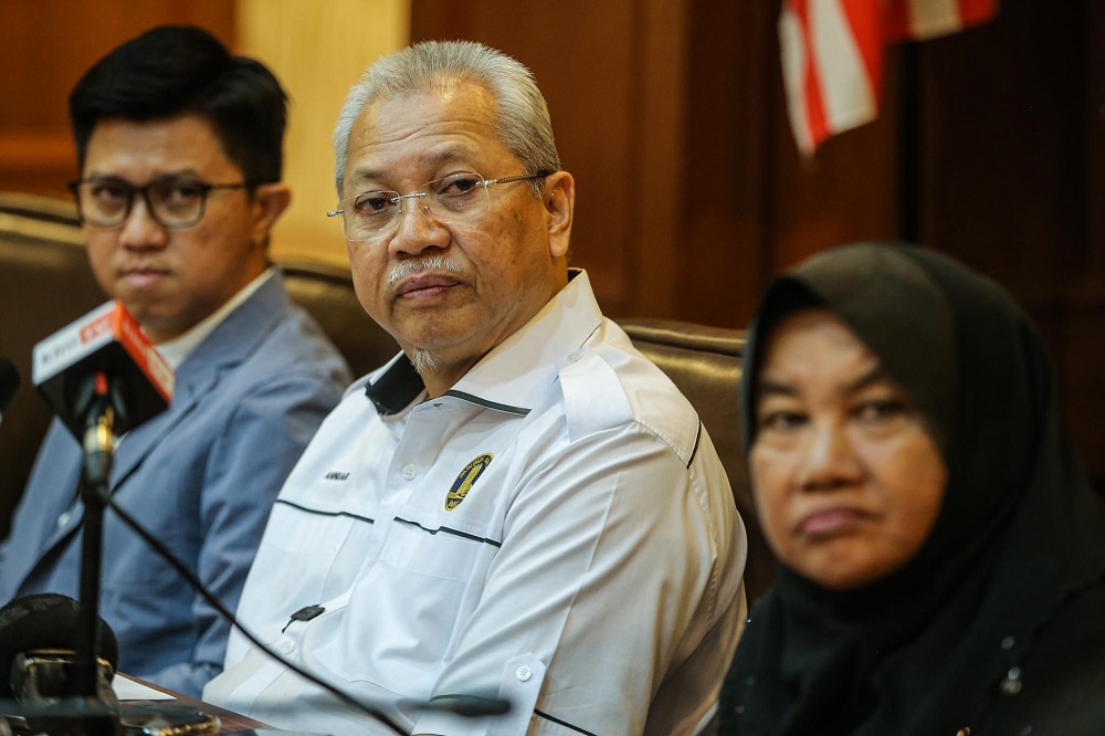 Umno secretary-general Tan Sri Annuar Musa (centre) during a press conference at the Umno headquarters in Kuala Lumpur March 4, 2020. u00e2u20acu201d Hari Anggara