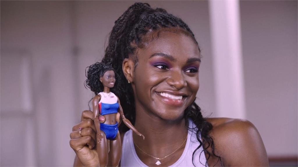 狄娜看到自己的芭比娃娃后,感到不可思议以及骄傲。-图片摘自网络-