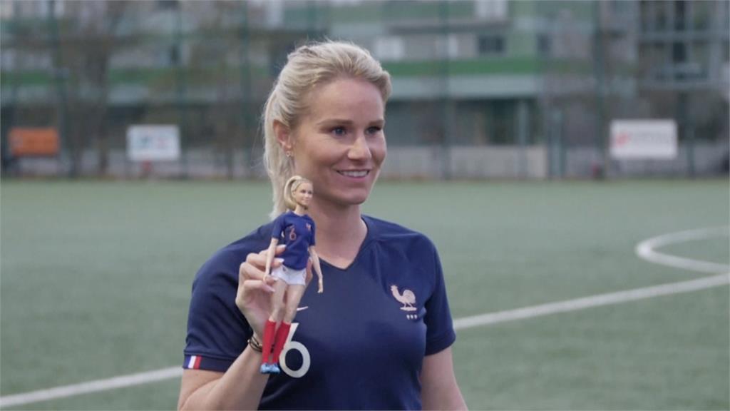 法国女子足球队队长阿曼丁和迷你版的自己合照。-图片摘自网络-