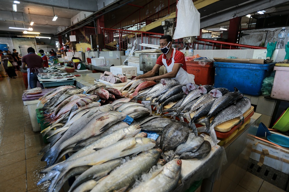Fishmongers are pictured at a wet market in Petaling Jaya March 25,2020.  u00e2u20acu201d Picture by Ahmad Zamzahuri
