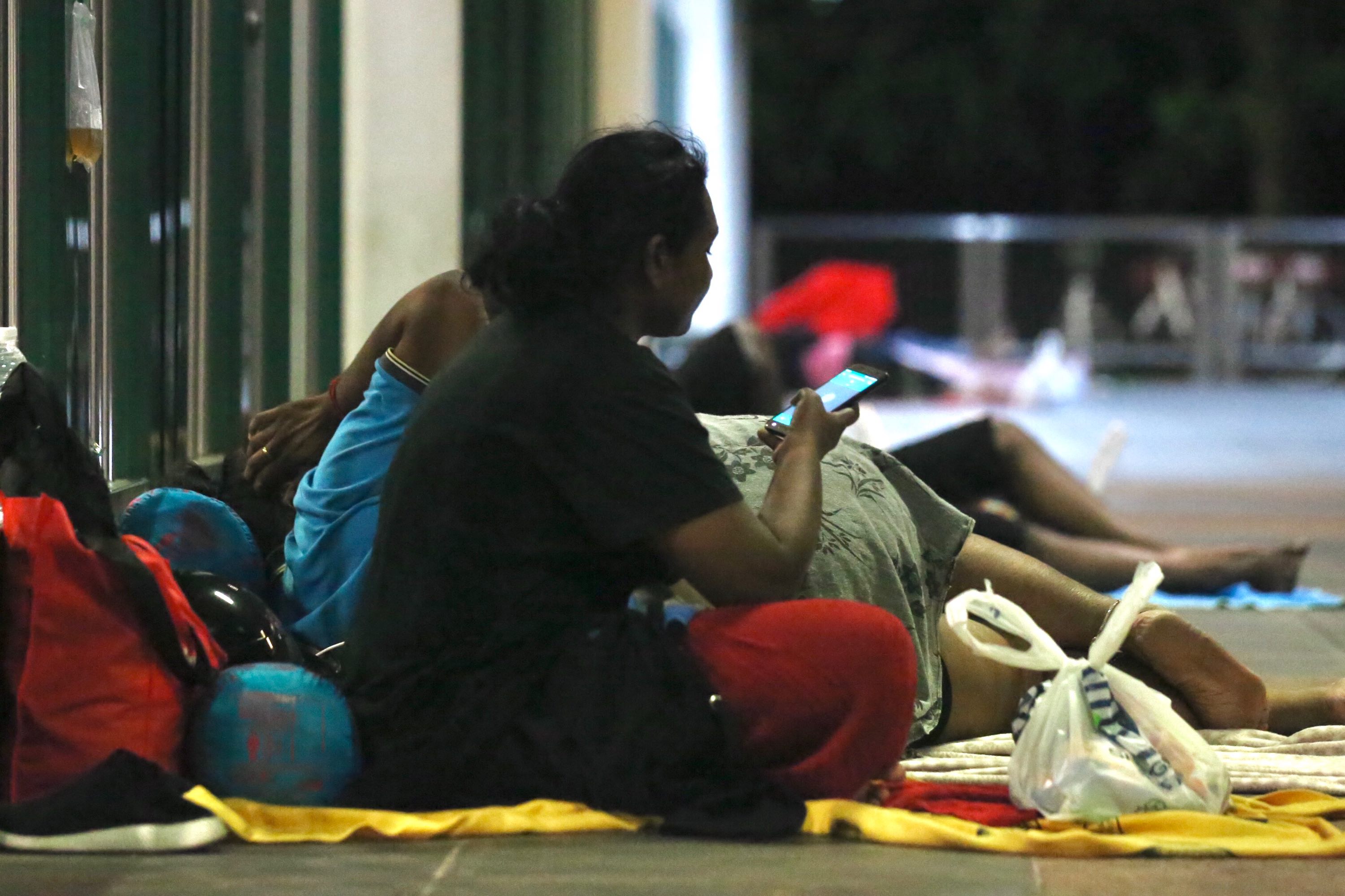 不少马劳在找到住宿前，都会在克兰芝地铁站外露宿。-图片摘自《TodayOnline》-