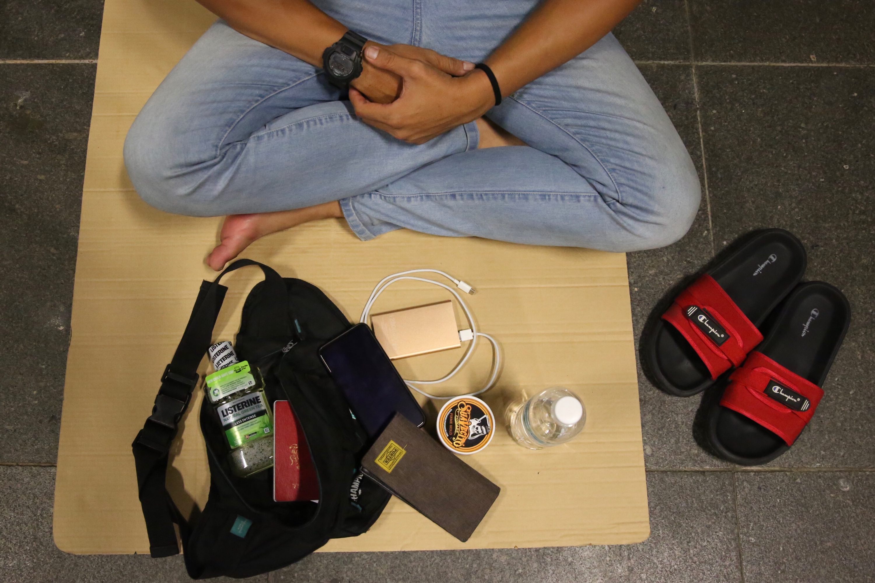 由于没时间收拾行李，阿米尔之带了充电宝及发蜡就匆忙的赶在行动限制令前，进到了新加坡。-图片摘自《TodayOnline》-