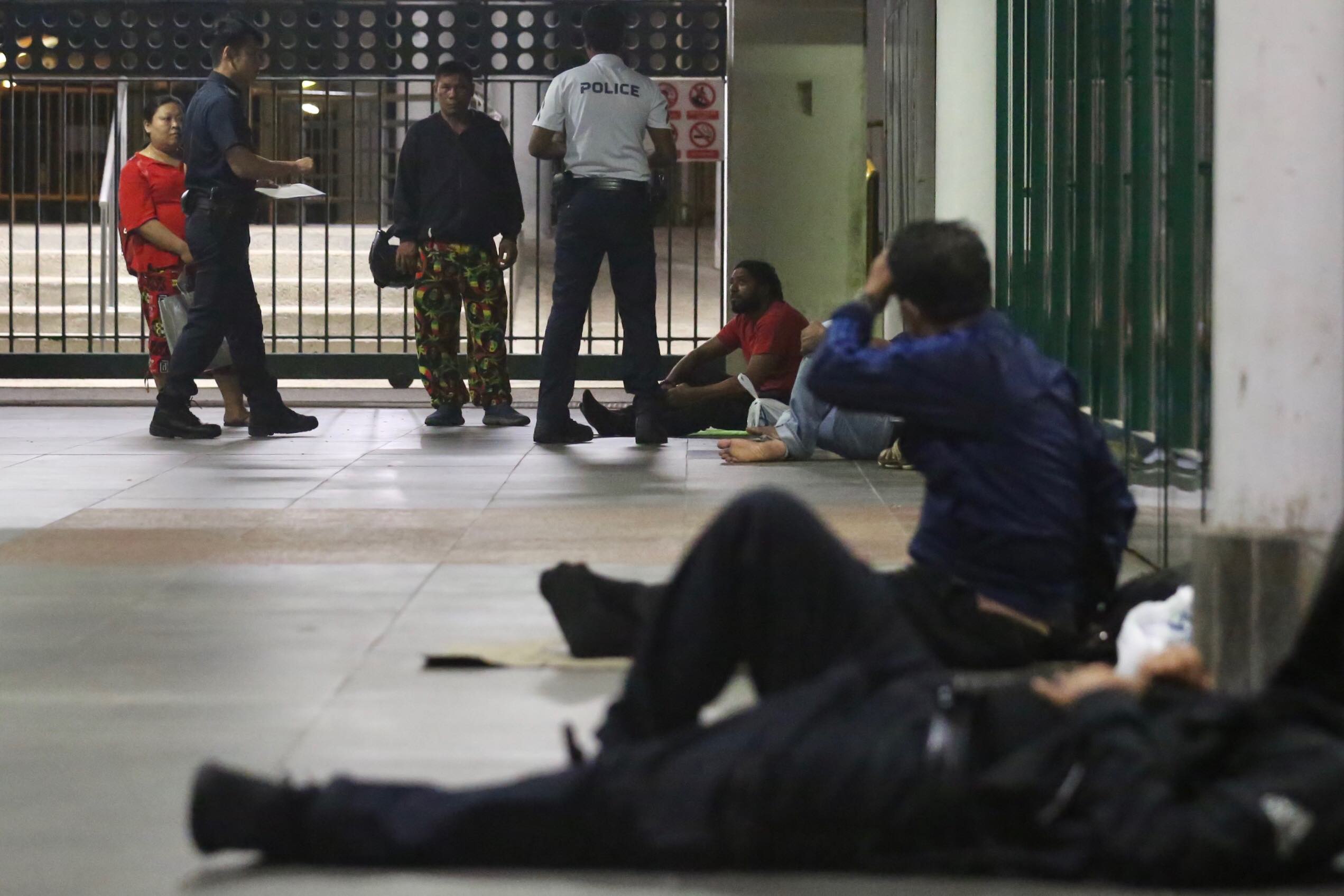 4名新加坡警察在该地区巡逻并进行随机检查。-图片摘自《TodayOnline》-