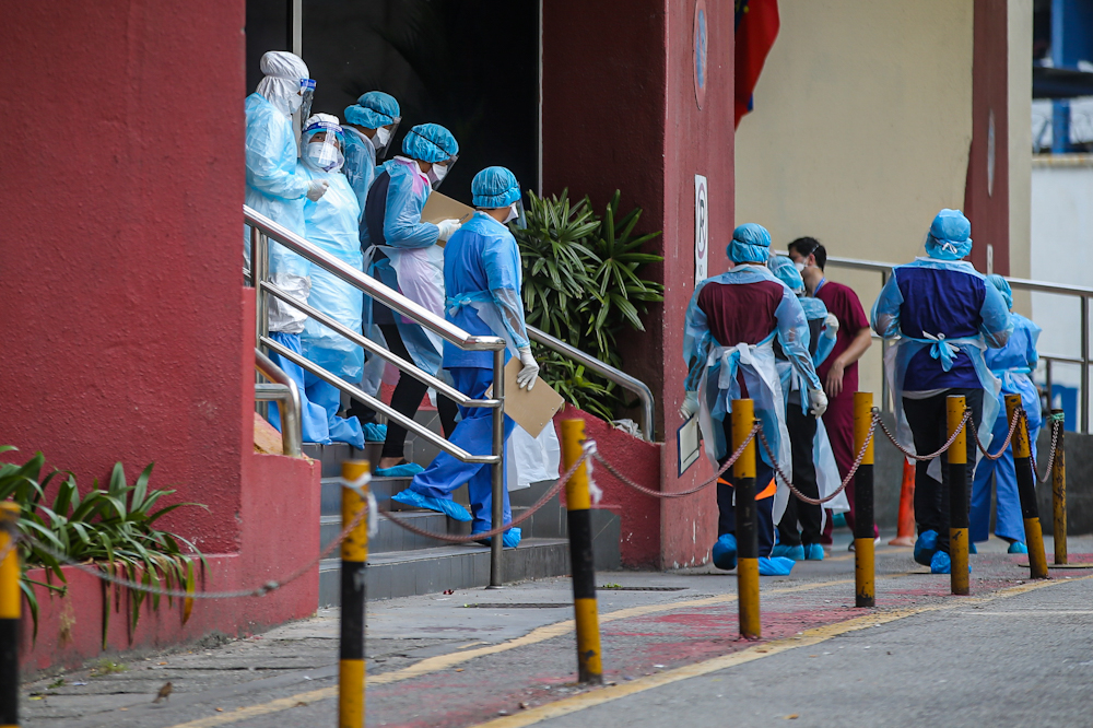Health workers arrive at Menara City One in Kuala Lumpur March 31, 2020. u00e2u20acu201d Picture by Hari Anggara
