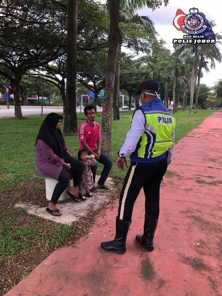 警察在巡逻时发现一家三口待在游乐场。-图取自Police Johor脸书专页-