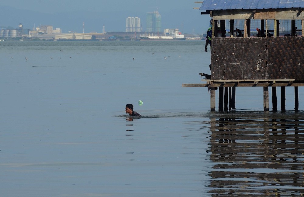 A man jumped into the sea and swam out for about 50 metres at a fish landing jetty in Jelutong to avoid being arrested for defying the movement control order, March 28, 2020. u00e2u20acu201d Bernama pic
