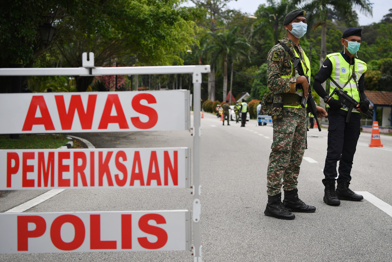 Malaysian Armed Forces and police personnel are seen at one of the roadblocks in Kuantan March 22, 2020. u00e2u20acu201d Bernama pic