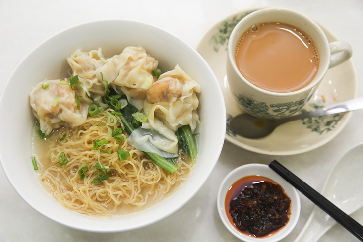 这里也能吃到港式云吞面，若再配上香味十足的辣椒油，就更美味了。-Choo Choy May摄-