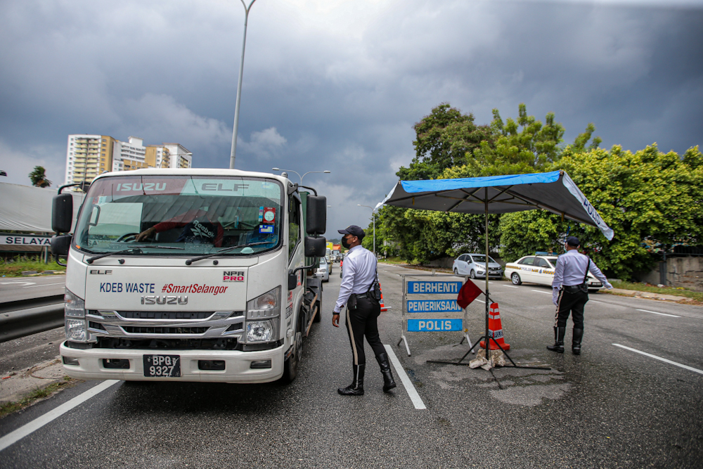 Traffic police inspect vehicles at a roadblock on Jalan Selayang towards the city centre March 21, 2020. u00e2u20acu201d Picture by Hari Anggara