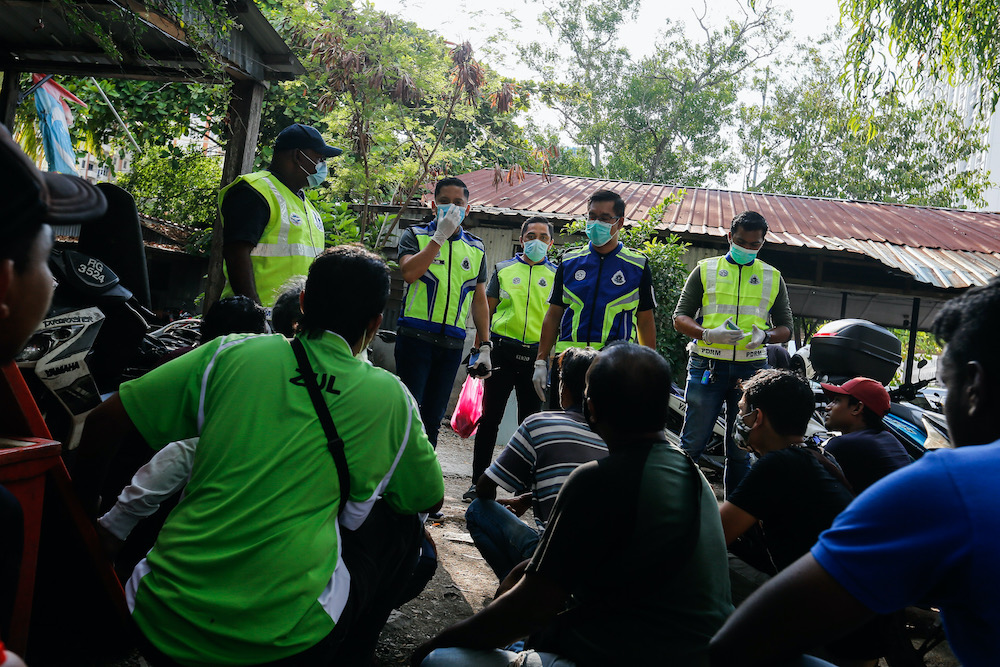 Police arrest youths who violate the movement control order in Jelutong, Penang, March 28, 2020. u00e2u20acu201d Picture by Sayuti Zainudi nn