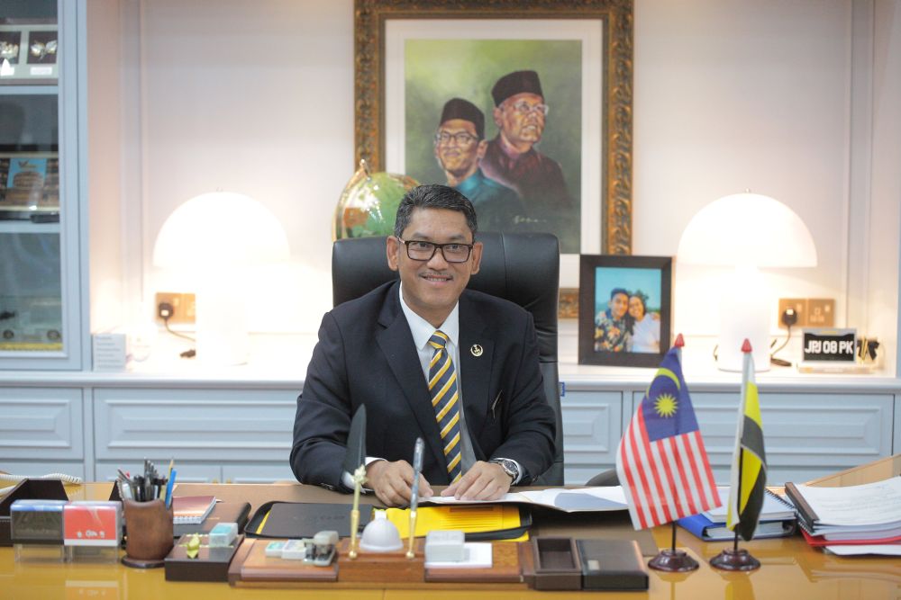 Datuk Seri Ahmad Faizal Azumu clocks in on his first day as Perak Mentri Besar at the State Secretariat Building in Ipoh March 17, 2020. u00e2u20acu201d Picture courtesy of the Perak Mentri Besaru00e2u20acu2122s Office